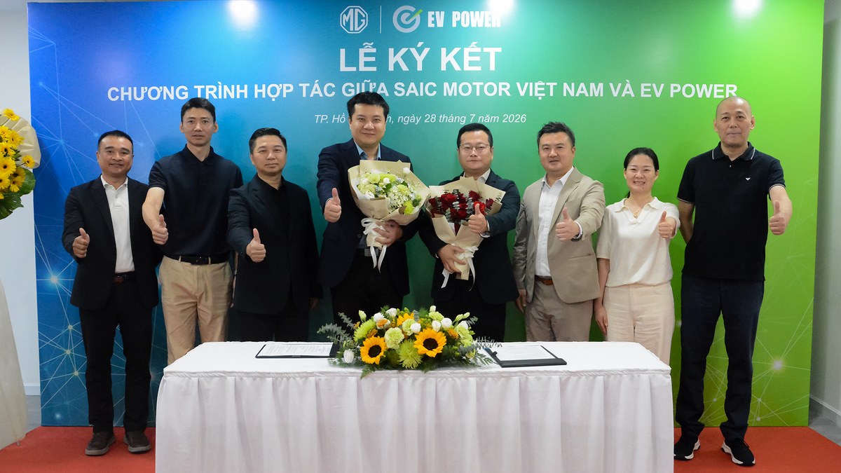 Đại diện MG Việt Nam và EV Power tại lễ ký kết hợp tác