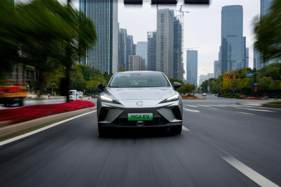 Xe thuần điện MG4 EV chạy trên đường phố đô thị