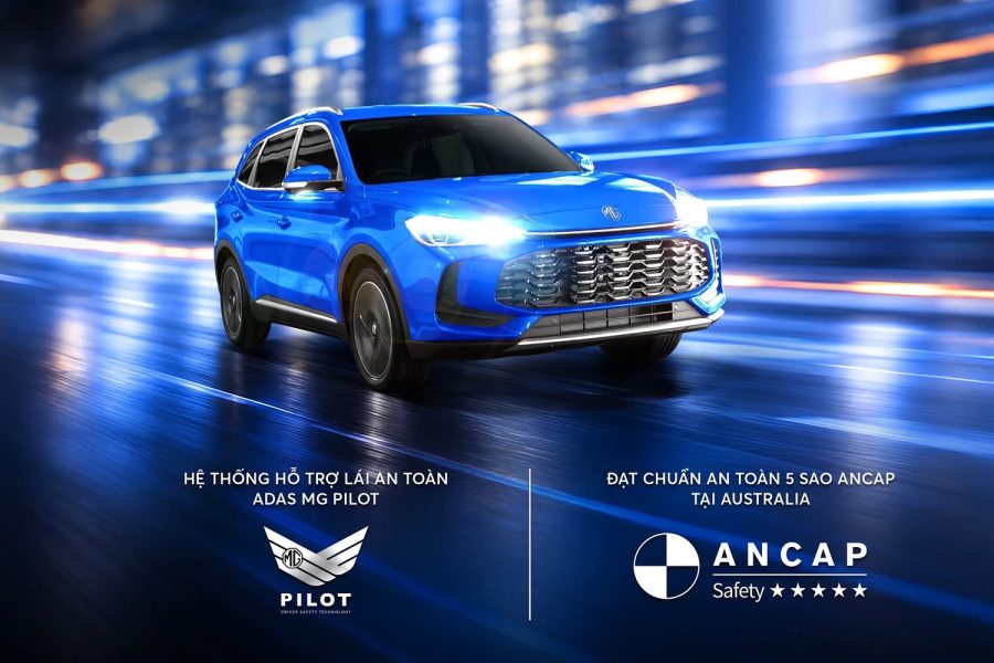 All-New ZS màu xanh dương chạy trên đường phố, poster giới thiệu hệ thống hỗ trợ lái ADAS MG Pilot và chuẩn an toàn 5 sao ANCAP