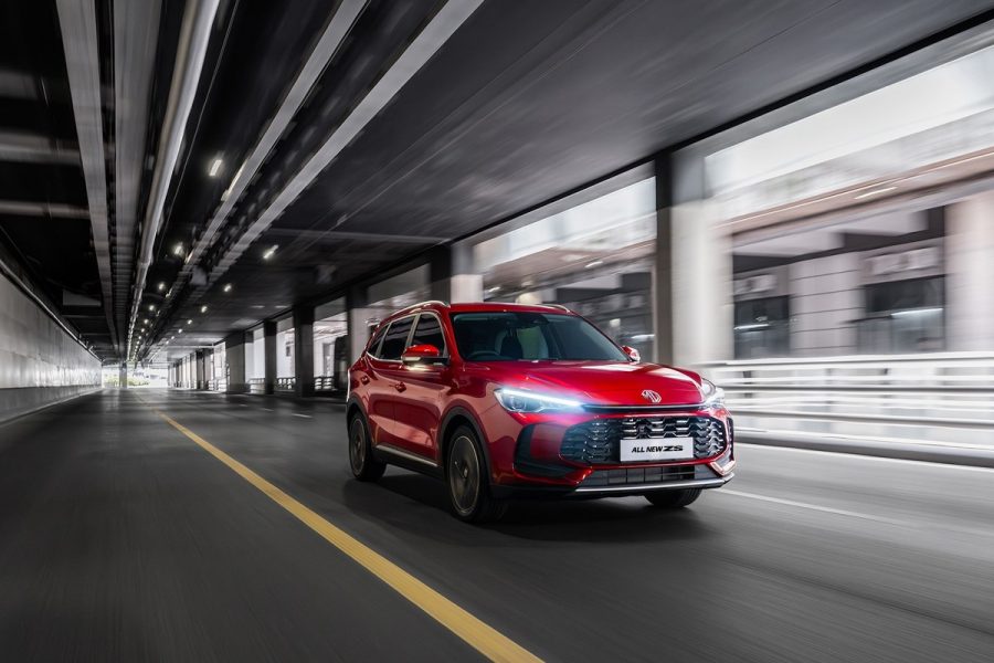All New MG ZS màu đỏ chạy trong đường hầm