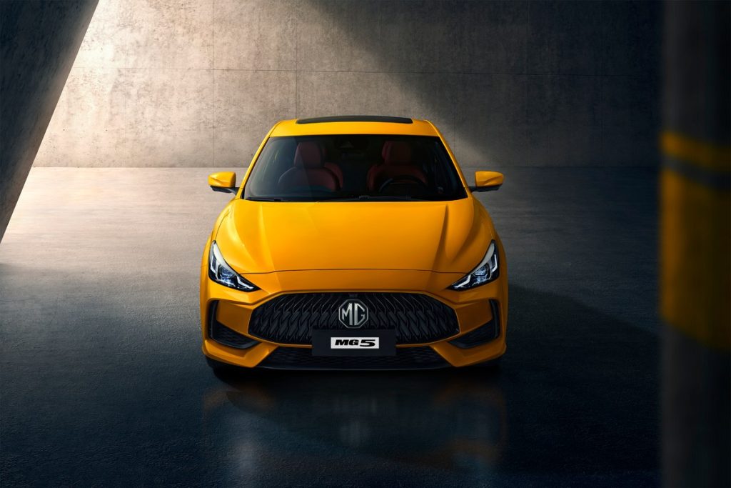 MG5 màu cam nhìn chính diện, mẫu sedan trong chương trình ưu đãi MG tháng 10/2026